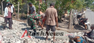 Babinsa Pantar Timur Pantau Wilayah dan Bantu Warga Pengecoran Jalan