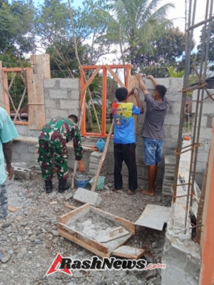 Babinsa Desa Tuamese Bantu Warga Bangun Rumah, Wujud Nyata Kemanunggalan TNI dan Rakyat