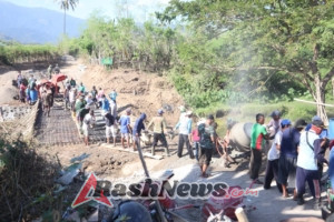 Demi Akses Lancar Warga, Satgas TMMD ke-125 Genjot Pengecoran Jembatan di Buer