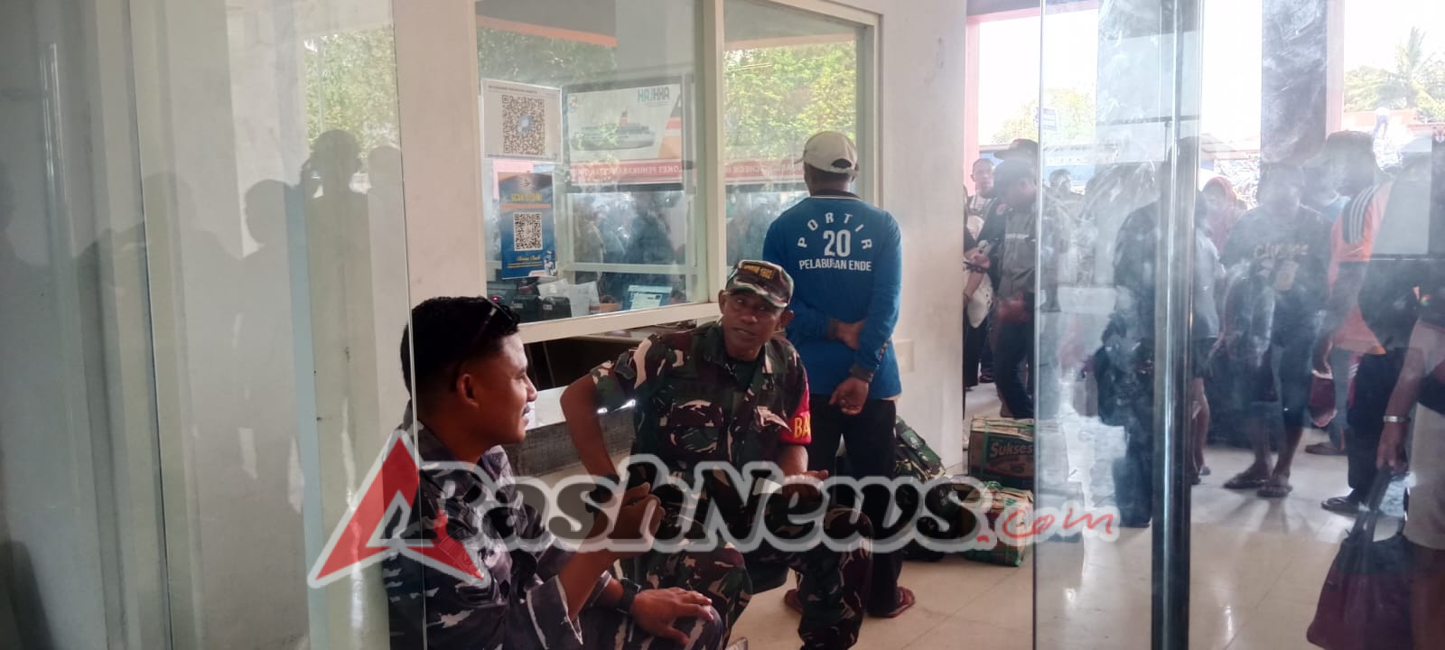 Babinsa dan Aparat Gabungan Pastikan Keamanan Pelabuhan Saat Kedatangan KM AWU