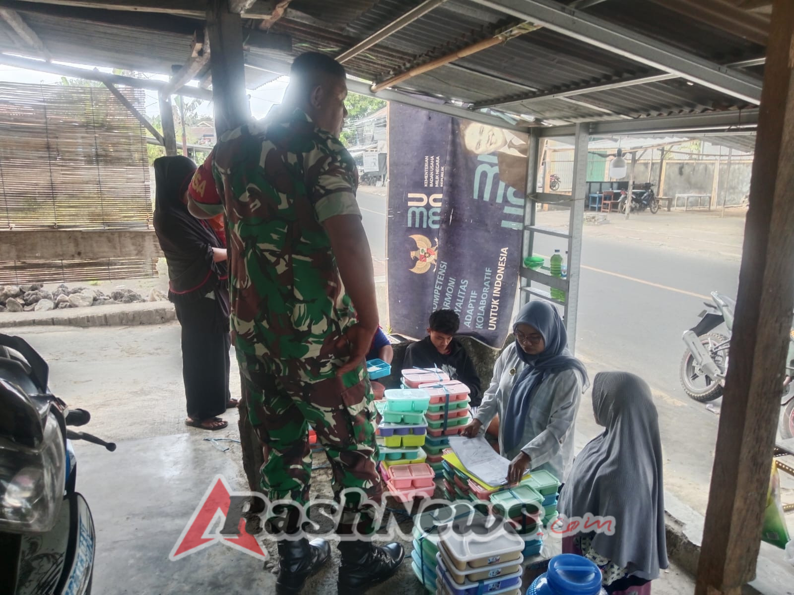 Babinsa Rutin Awasi Situasi dan Bangun Komunikasi Sosial di Kecamatan Ende Utara