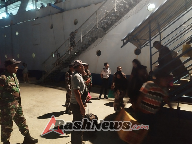Babinsa Jaga Keamanan dan Ketertiban di Pelabuhan PELNI Lewoleba.