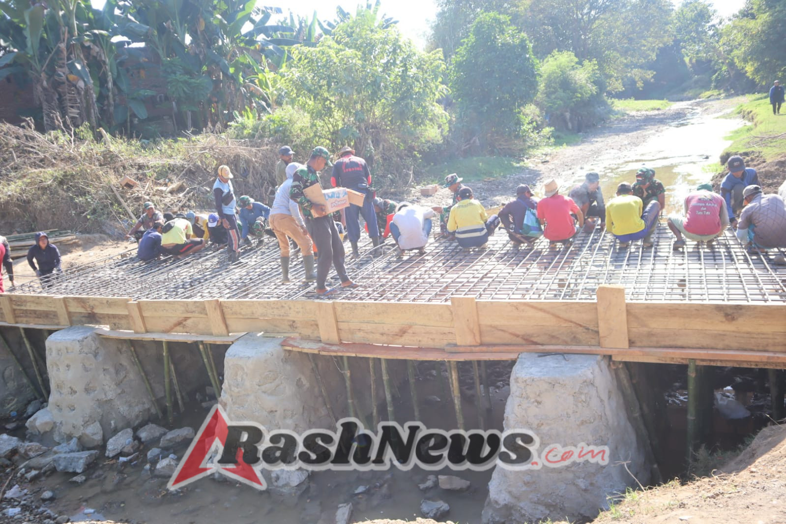 Satgas TMMD 125 & Warga Kalabeso Bersatu di Tahap Pengecoran Jembatan Limpas