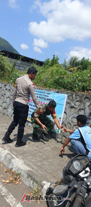 Tingkatkan Kesadaran Warga, Babinsa Ende Pasang Imbauan Kebersihan di Wilayah Binaan
