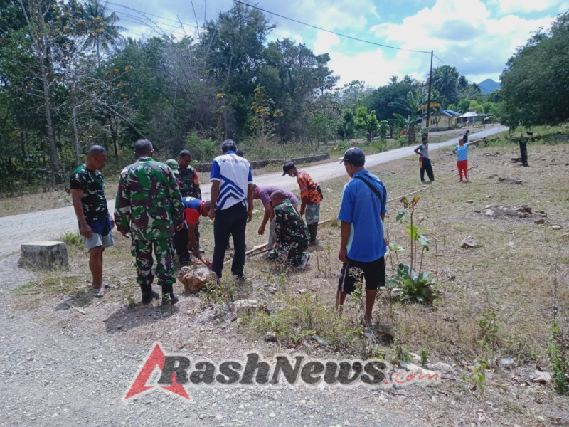 Koramil 1618-04/Bisel Bersama Warga Upfaon Gotong Royong Pasang Pipa Air Bersih untuk Gereja dan Masyarakat