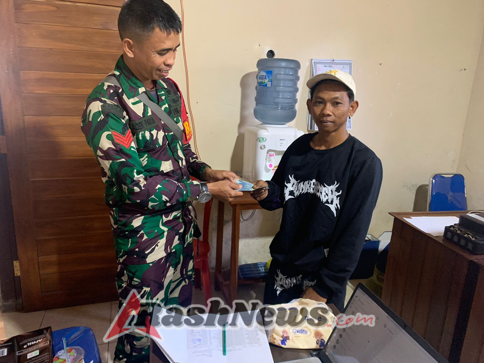 Didampingi Babinsa Dan Bhabinkamtibmas, Pencairan BLT DD Desa Klumpu Diserahkan Kepada 21 Warga