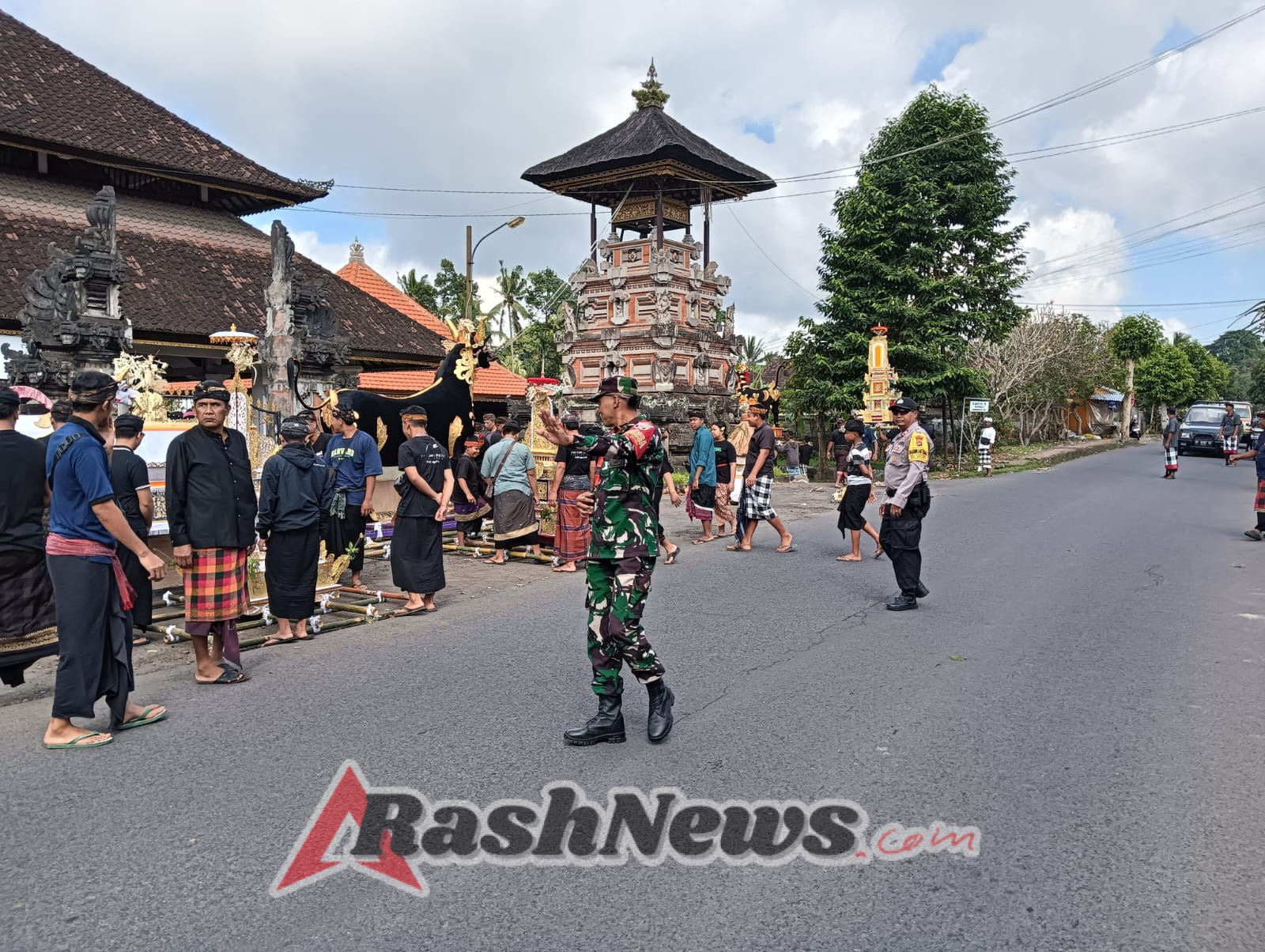 Babinsa Sidembunut Perkuat Hubungan TNI-Rakyat Lewat Pengawalan Upacara Adat