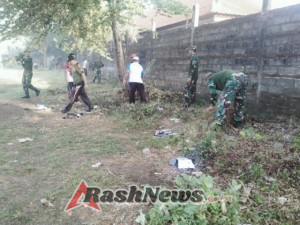 Anggota Koramil 1609-08/Gerokgak Bersama Warga Siapkan Lapangan Sanggalangit untuk HUT RI ke-80