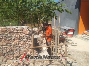 Babinsa Koramil 02/Walakaka Bantu Warga Bangun Pondasi Rumah di Desa Palamoko