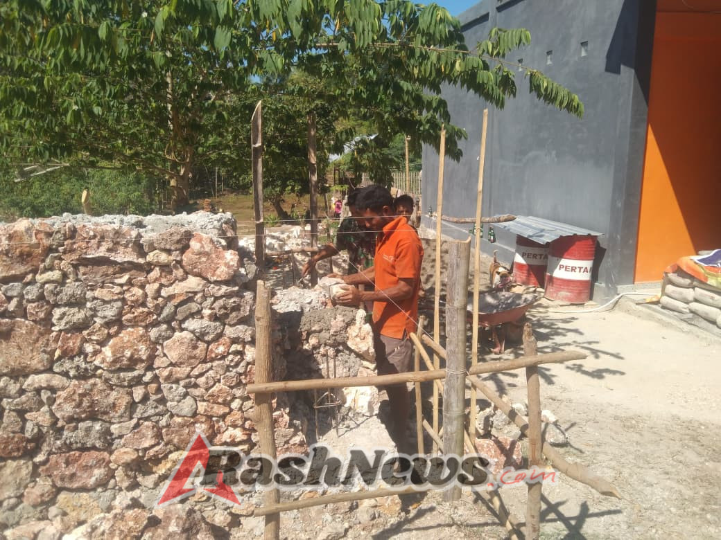 Babinsa Koramil 02/Walakaka Bantu Warga Bangun Pondasi Rumah di Desa Palamoko
