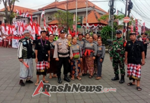 Babinsa Atensi Berlangsungnya Kirab Bendera dan Parade Obor di HUT RI Ke-80