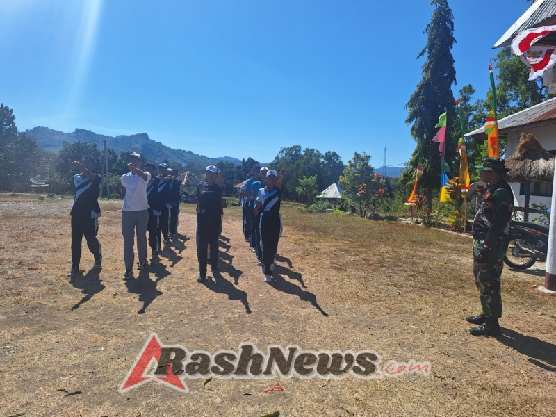 Babinsa Serda Krispianus Degha dan Bhabinkamtibmas Brigpol Fandhy Latih PASKIBRA SMA Binino di Kecamatan Bikomi Tengah