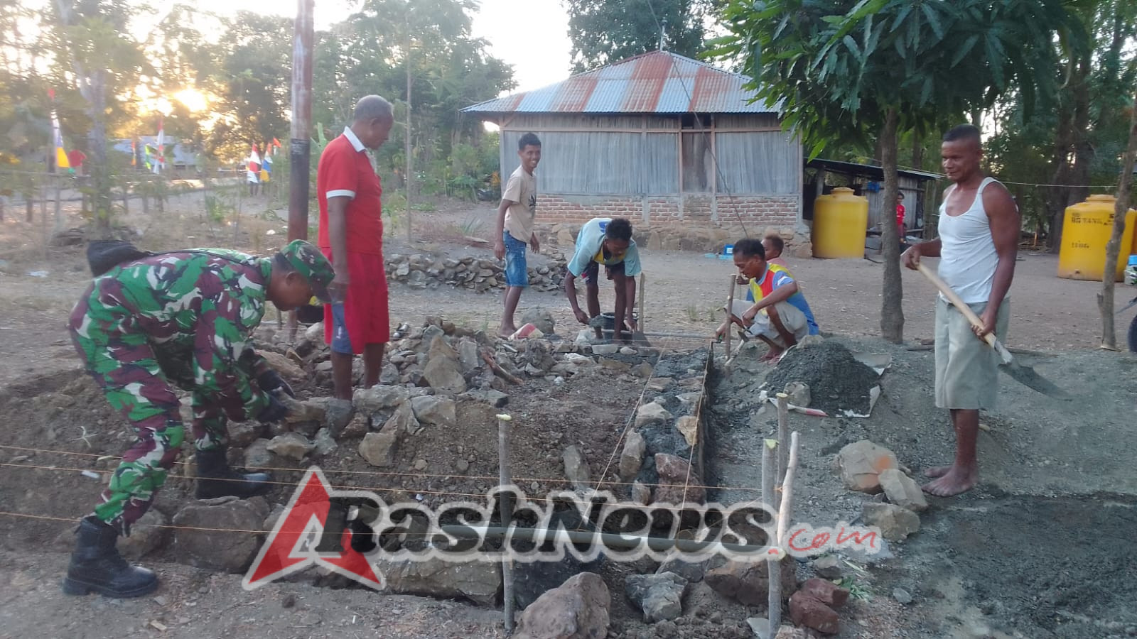 Kebersamaan Babinsa dan Warga di Desa Binaan dalam Satu Aksi Nyata