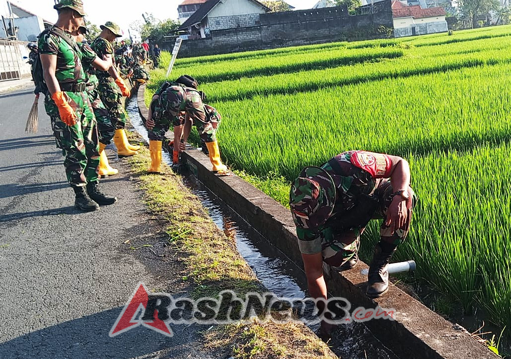 Karya Bakti bersama Babinsa dan Kesdam IX/Udayana Upaya Jaga Kebersihan Lingkungan