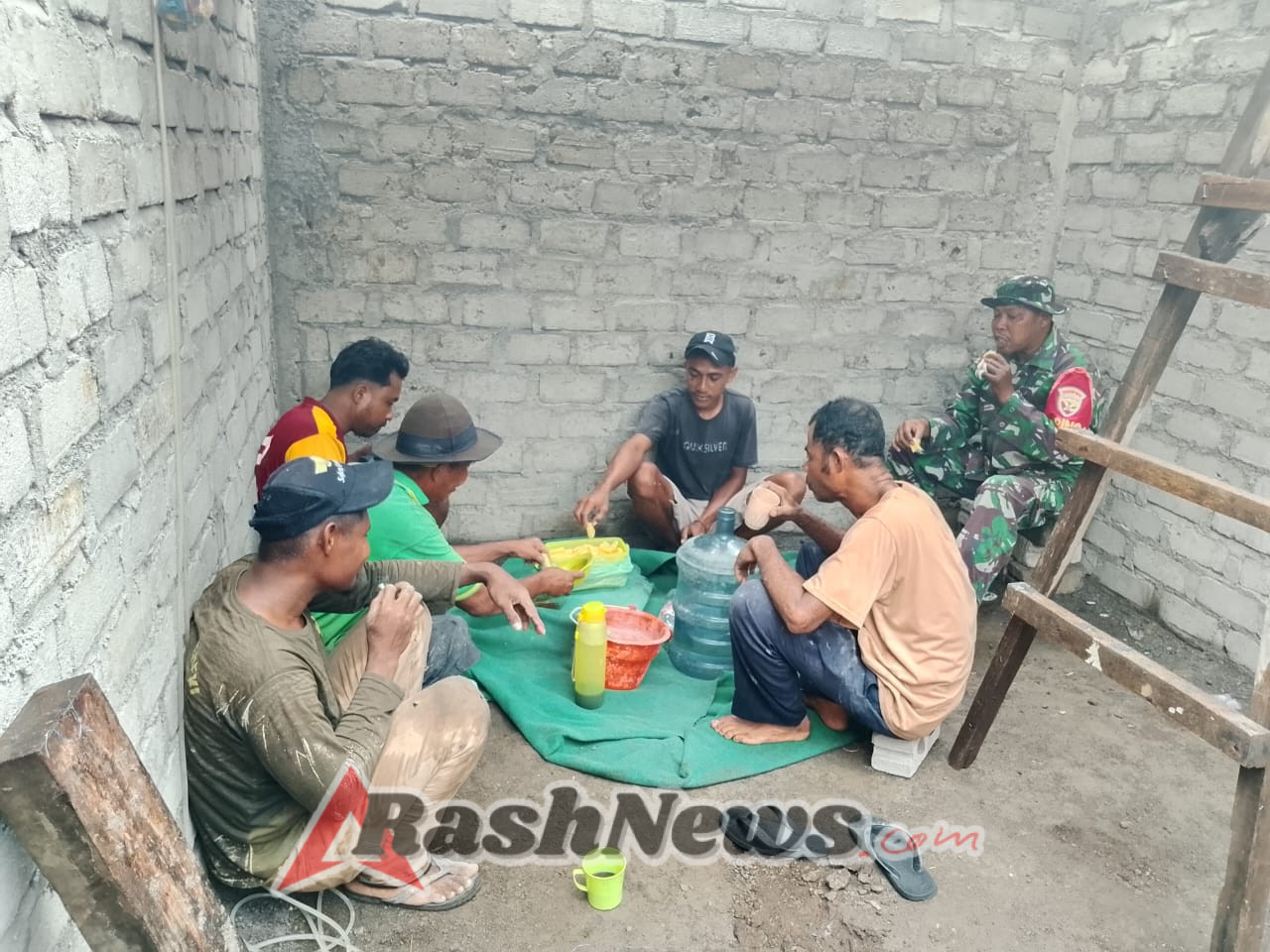 Kegiatan Pamwil Kodim 1602/Ende Berjalan Aman dan Lancar di Desa Wolomasi