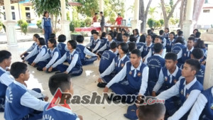 Babinsa Latih Paskibra Demi Suksesnya Upacara Pengibaran Bendera di Sumba Tengah