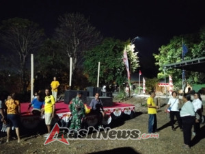 Babinsa Dampingi Masyarakat Airnona Bangun Gapura Event Budaya