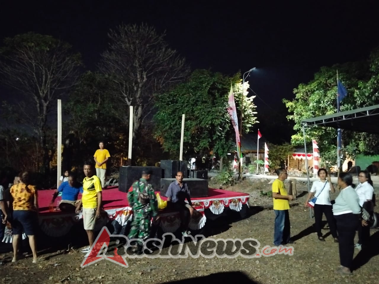 Babinsa Dampingi Masyarakat Airnona Bangun Gapura Event Budaya