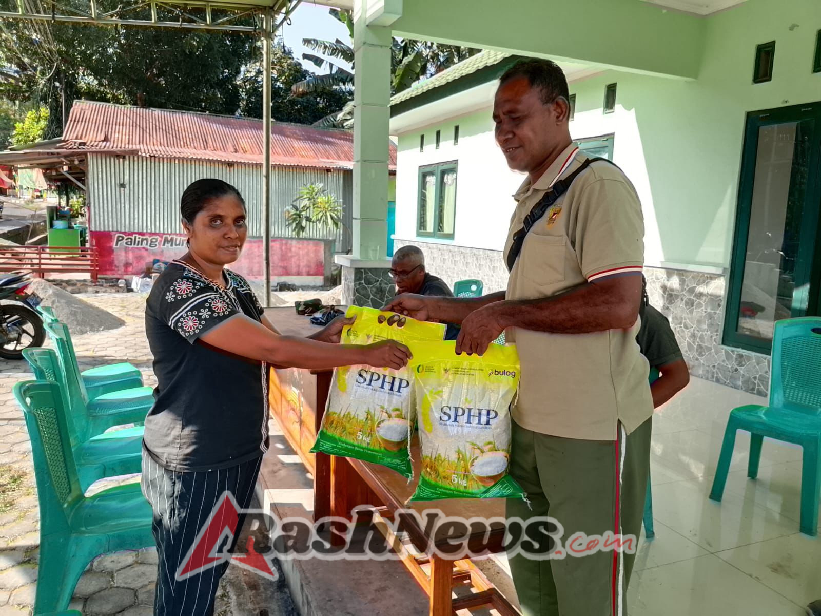 Kodim 1622/Alor Bersama Perum Bulog Gelar Bazaar Beras Murah SPHP