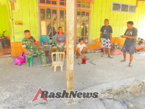 Tingkatkan Kepedulian Sosial, Babinsa Kodim 1602/Ende Gelar Komsos di Rumah Tokoh Masyarakat