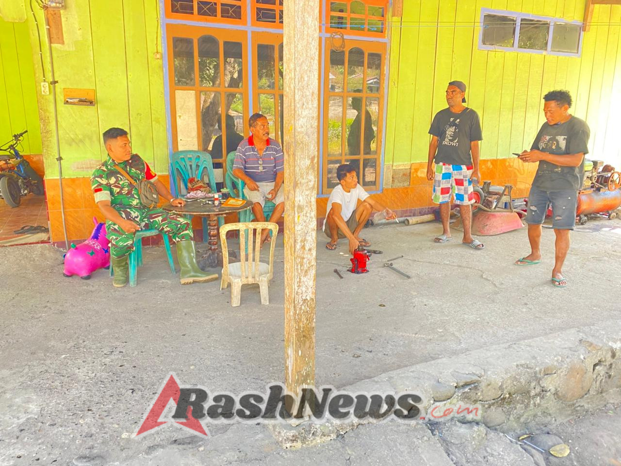 Tingkatkan Kepedulian Sosial, Babinsa Kodim 1602/Ende Gelar Komsos di Rumah Tokoh Masyarakat