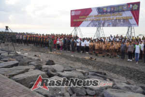 Kasrem 163/WSA Bersama Kasdam IX/Udayana Pimpin Karya Bakti Bersihkan Pantai Lembeng Peringati HUT ke-80 RI