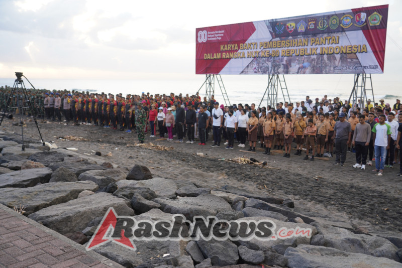 Kasrem 163/WSA Bersama Kasdam IX/Udayana Pimpin Karya Bakti Bersihkan Pantai Lembeng Peringati HUT ke-80 RI