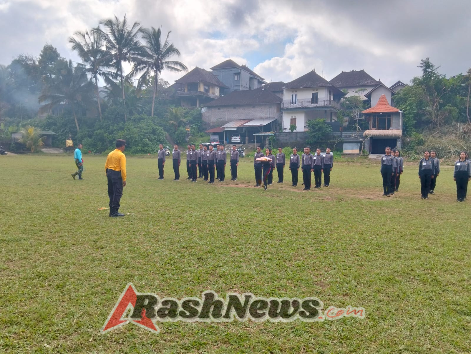 Babinsa Koramil 1616-03/Tegallalang Tanamkan Jiwa Nasionalis Lewat Pelatihan Paskibraka