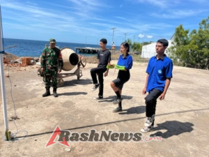 Babinsa Koramil 1624-07 Nagawutung Latih Paskibra SMAN 1 Wulandoni Sambut HUT RI ke-80