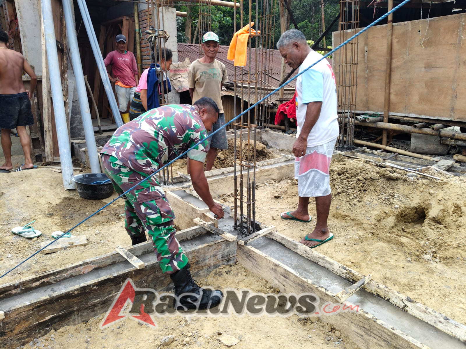 Peduli dan Responsif, Babinsa Kodim 1602/Ende Aktif Bangun Komunikasi dan Gotong Royong