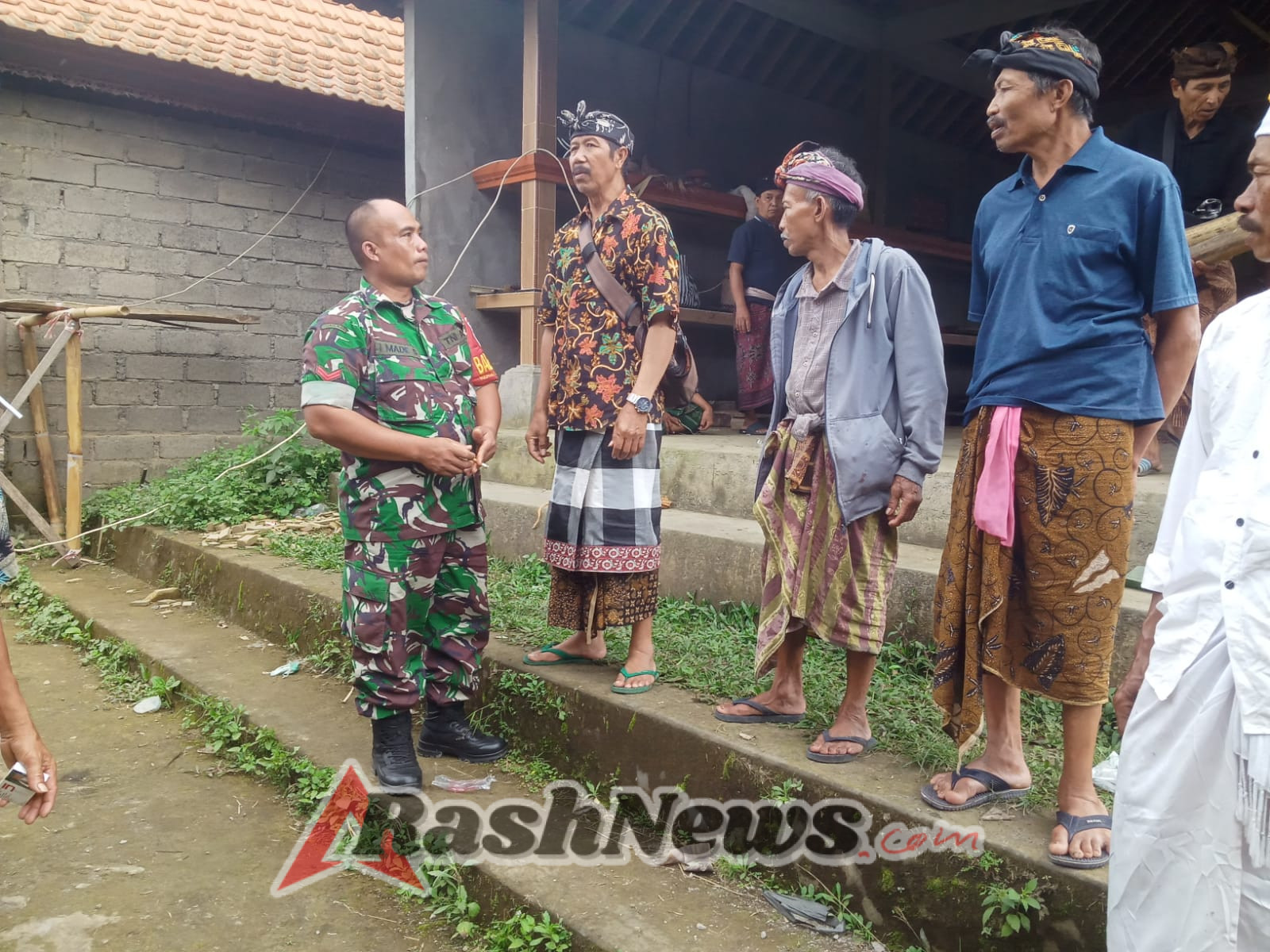 Wujudkan Kemanunggalan, Babinsa Sulahan Komsos Bersama Tokoh Adat dalam Momen Upacara Adat