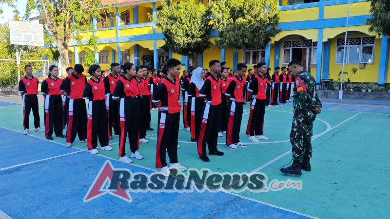 Semangat dan Disiplin: Babinsa Berikan Pembinaan Gerak Jalan untuk Siswa SMK 3 Maumere dalam Rangka HUT RI ke-80