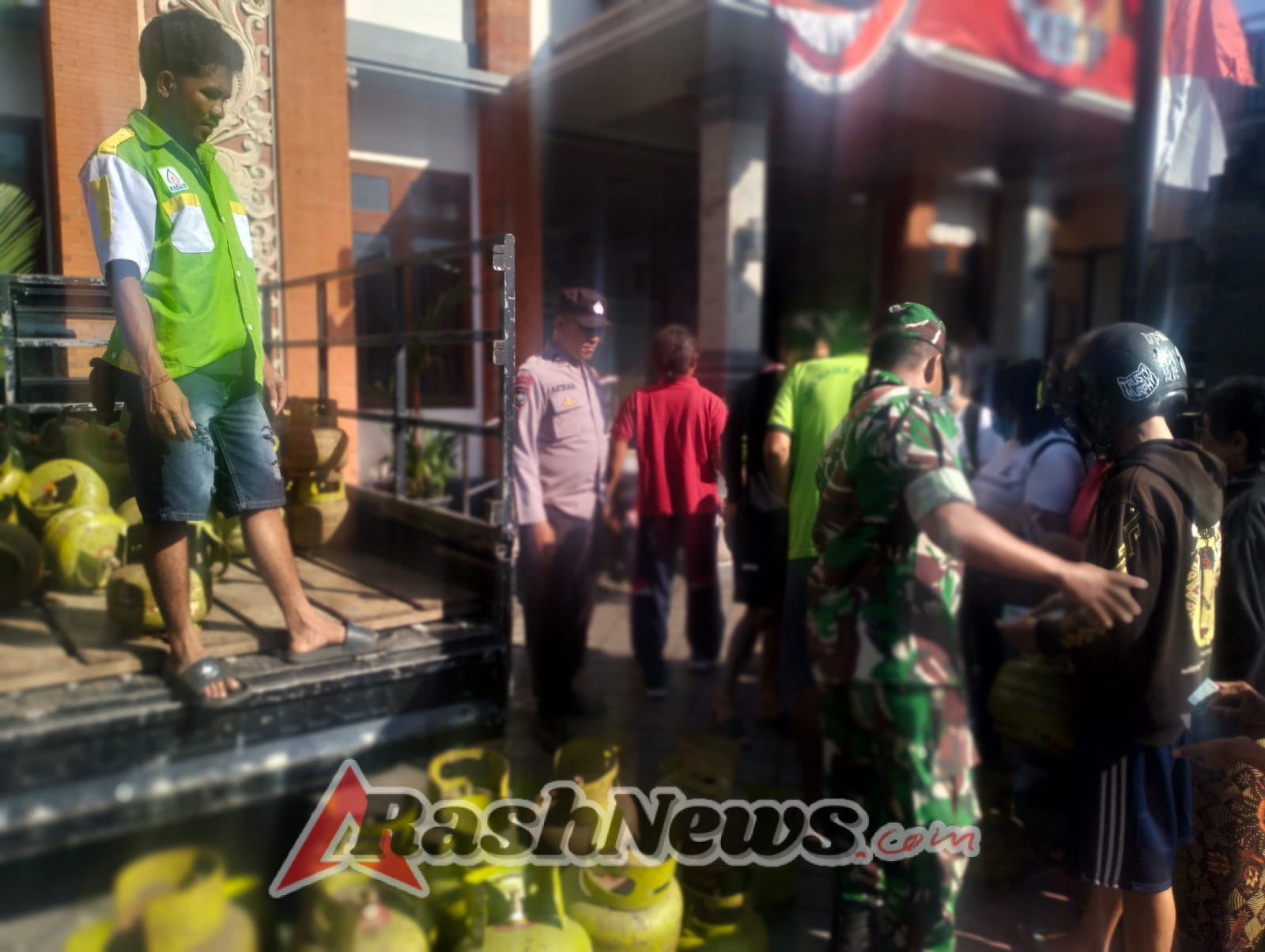 Babinsa Serka Mulatra Turut Sukseskan Operasi Pasar Murah Gas LPG di Kecamatan Blahbatuh