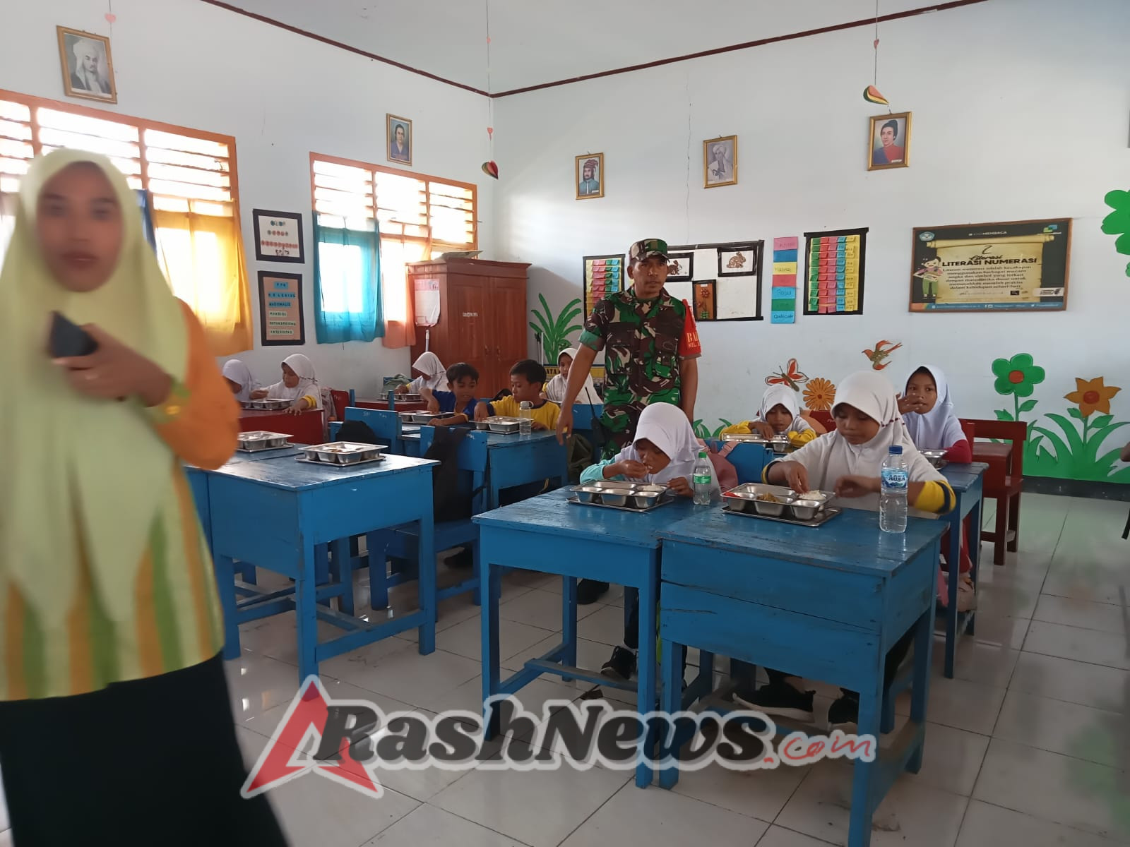 Babinsa Simpasai Kawal Penyaluran 314 Porsi Logistik BGN di SDN 02