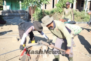 ‎Gotong Royong TNI-Warga Pasang Bekisting dan Rangka Beton Jembatan Linpas