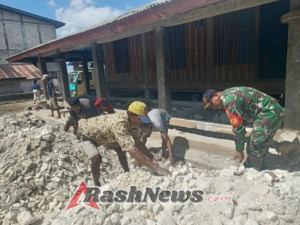 Babinsa Koramil 03/Katikutana Bantu Warga Perbaiki Rumah di Sumba Tengah