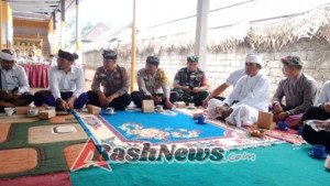 Sinergi TNI dan Warga, Babinsa Desa Sulahan Hadiri Upacara Adat Ngeroras di Desa Tanggahan Gunung