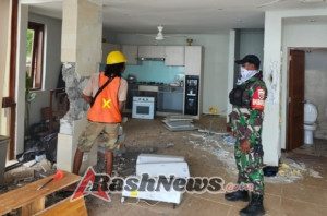 Babinsa bersama Aparat Setempat Atensi Penertiban Pembongkaran Bangunan Liar di Pantai Bingin