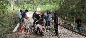 Peduli Warga Binaan, Babinsa Laksanakan Monitoring dan Karya Bakti di Maubasa Timur