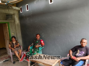 Babinsa Serda Fransiskus Bangun Komunikasi Sosial Bersama Warga Desa Welamosa