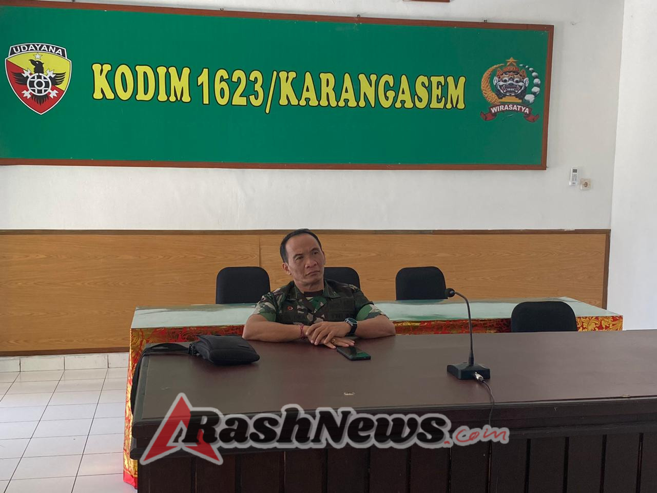 Sinergitas TNI dengan bulog, Kasdim 1623/Karangasem mengikuti vicon program gerakan pangan murah.