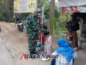 TNI dan Puskesmas Meninting Gelar Posyandu di Pusuk