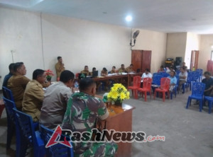 Babinsa dan Bhabinkamtibmas Hadiri Laporan Realisasi APBDes Semester I di Desa Riangrita