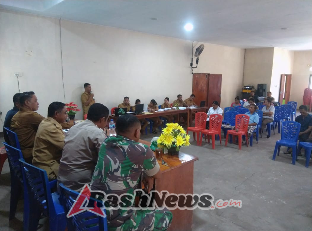 Babinsa dan Bhabinkamtibmas Hadiri Laporan Realisasi APBDes Semester I di Desa Riangrita