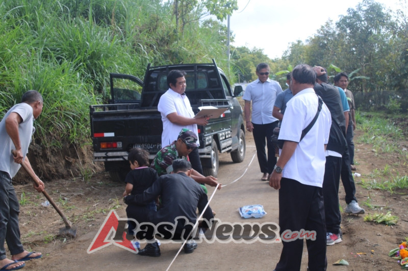 Pastikan Hasil Maksimal, Babinsa Landih Hadiri Opname Proyek Rabat Beton Bersama Tim Terkait