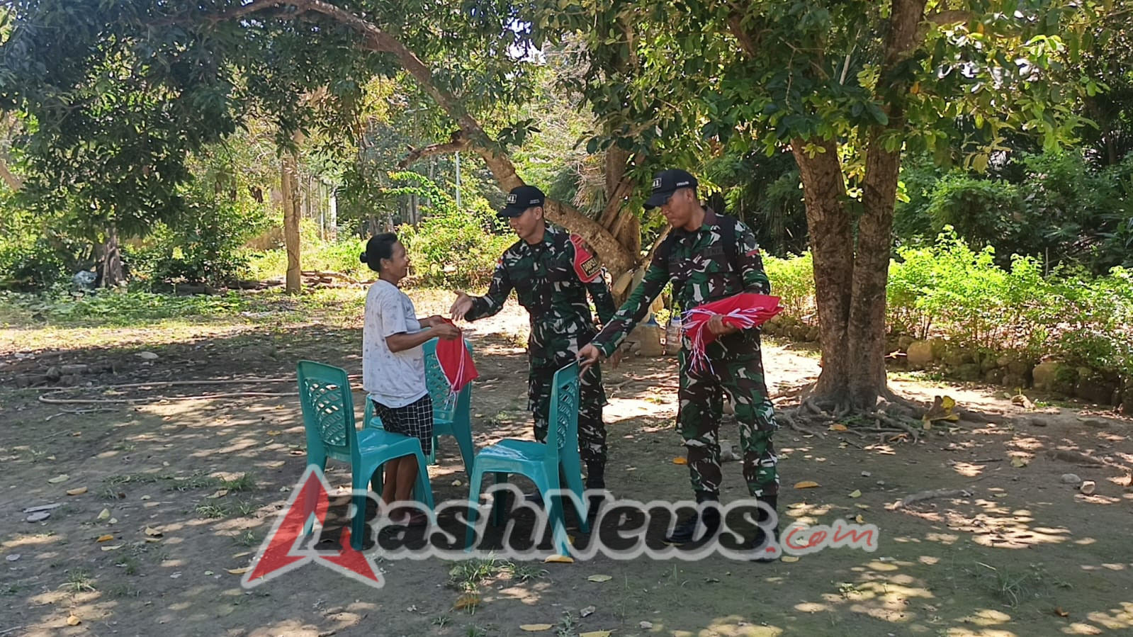 Warga Dusun Motamasin Dibagikan Bendera Oleh Pos Haslot, Kibarkan di HUT RI ke 80