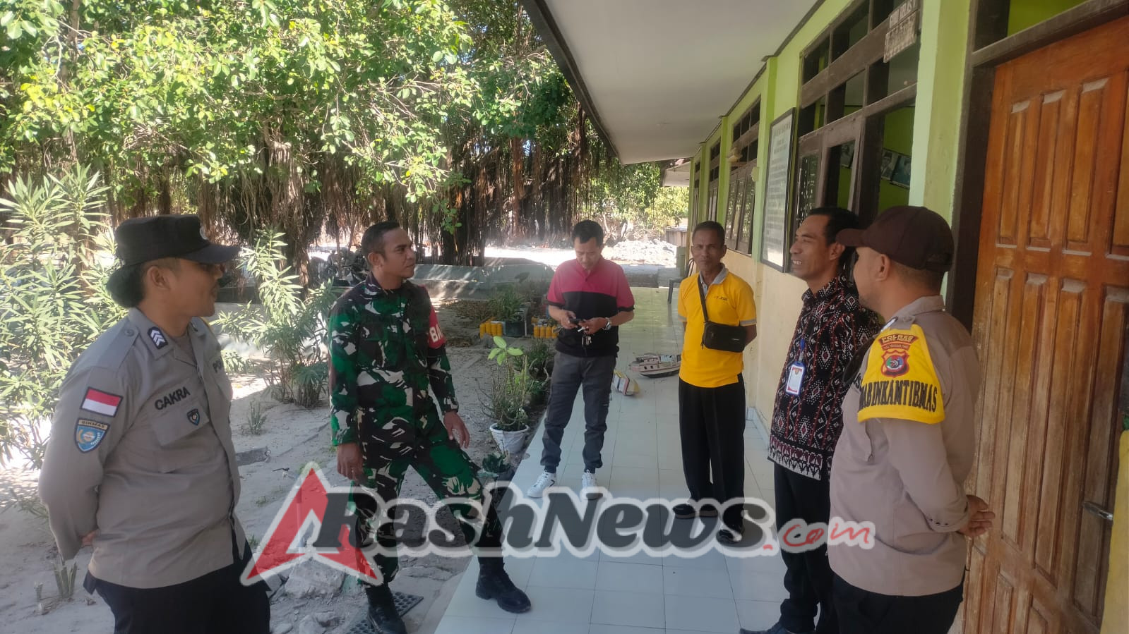 Jalin Silaturahmi Babinsa dan Bhabinkamtibmas Komsos di Sekolah