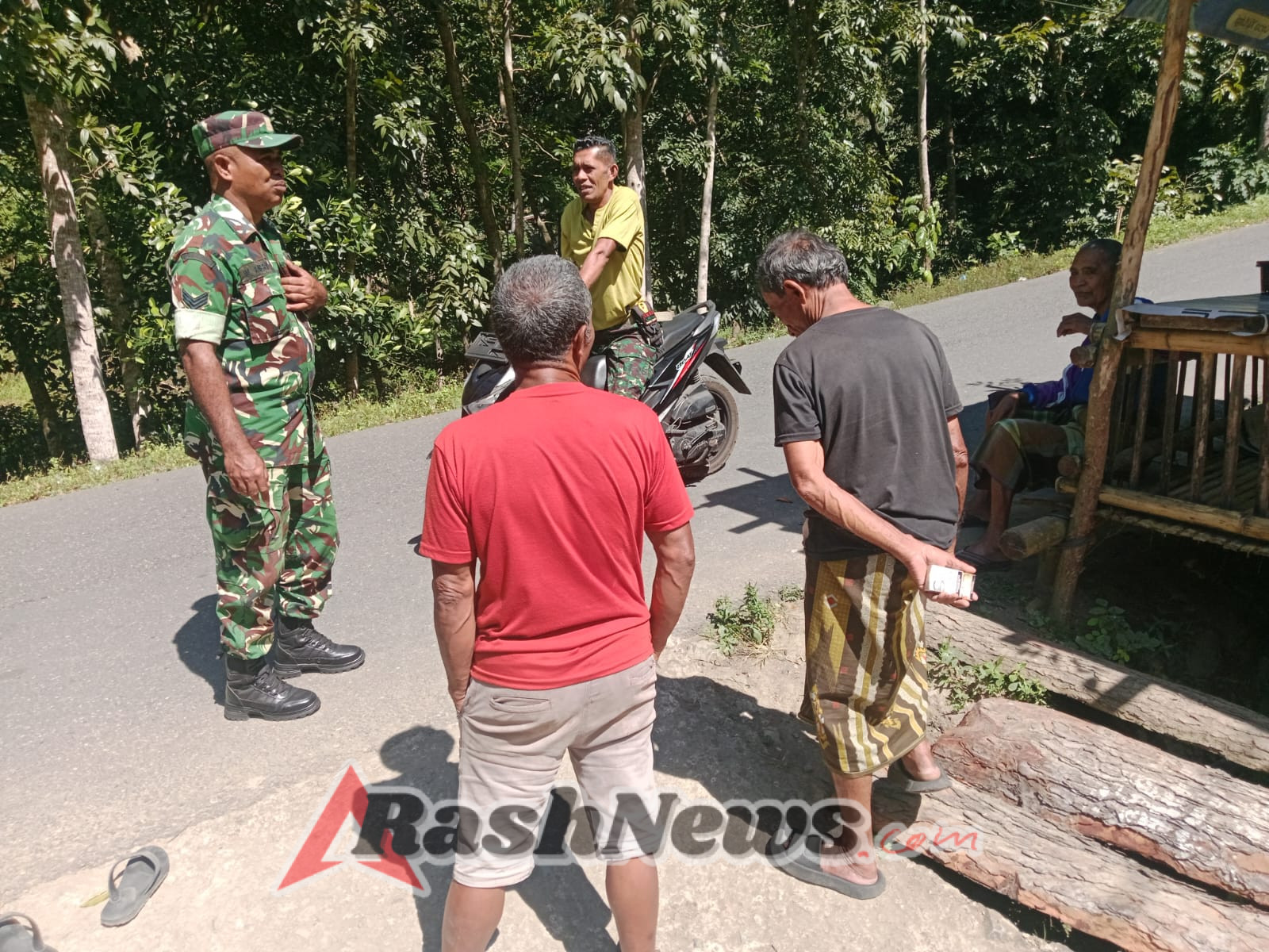 Serka Abdullah M. Ambry Laksanakan Monitoring dan Komsos di Roworena, Warga Apresiasi Peran TNI