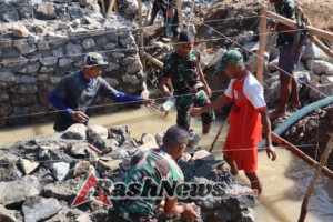 ‎Solidaritas Satgas TMMD dan Warga, Pekerjaan Tiang Keempat Jembatan Dimaksimalkan Hari Ini