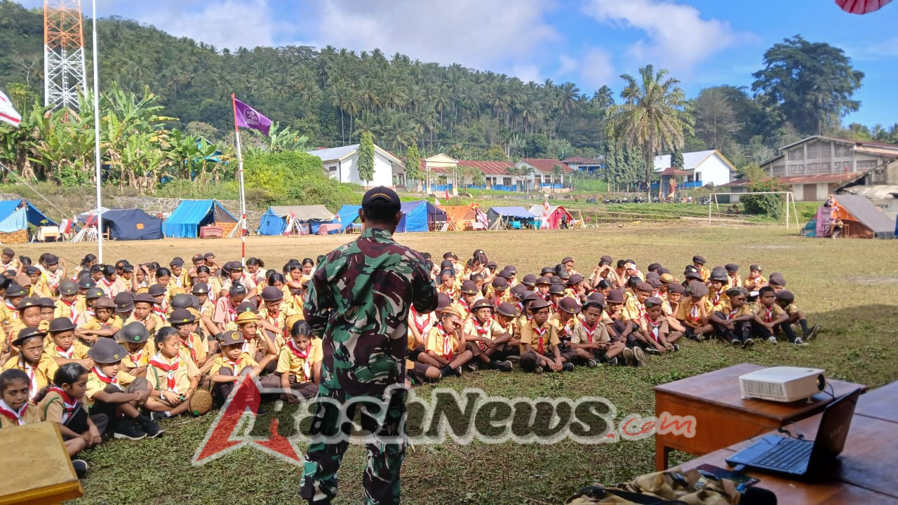 Danramil 1624-02 Adonara Berikan Materi Wawasan Kebangsaan kepada Anggota Pramuka Desa Lite.